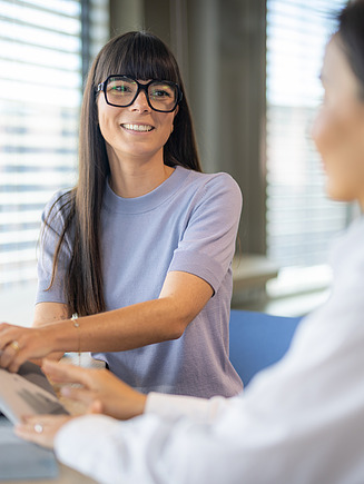 Foto medarbejder på kontor kigger på en tegning
