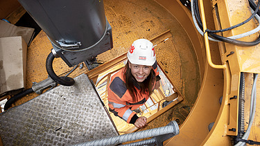 Foto af en byggeleder, der klatrer op i byggekranen